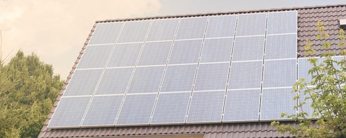 Zonnepanelen op het dak leveren een deel van de benodigde stroom bij een stroomuitval Zonnepanelen op het dak leveren een deel van de benodigde stroom bij een stroomuitval