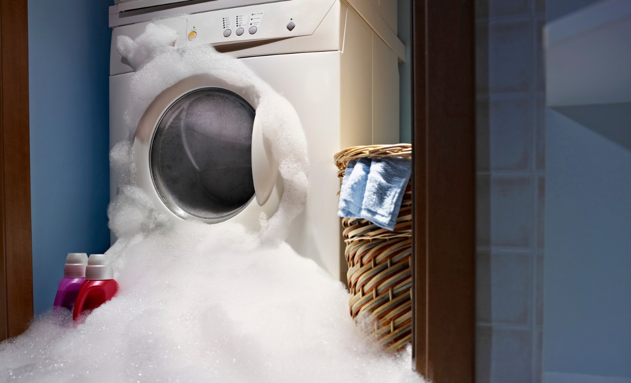 Wasmachine loopt over met schuim