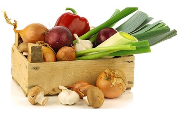 De maaltijdbox. Niet meer gloednieuw, maar nog steeds razend populair. Zo is er HelloFresh, Marley Spoon, Mathijs, de Krat, de Allerhande box van Albert Heijn, de Streekbox, de Beebox, Ekomenu en ik mis er vast nog een paar. Jongeren hebben het druk. Veel te druk. En voor zelf koken hebben ze eigenlijk te weinig tijd. Jaren terug kwam daarvoor de kant-en-klaarmaaltijd op de markt in alle varianten. Maar nu de jeugd toch wel beseft dat gezond eten en bewust met voeding bezig zijn belangrijk is, kwam daar de maaltijdbox op de markt. De maaltijdbox wordt wekelijks thuisbezorgd en zit boordevol verse ingrediënten plus een instructie hoe je van dit gezonds een heerlijke maaltijd op tafel zet. Zelf koken, maar zonder het boodschappen doen én bedenken wát u eet. 