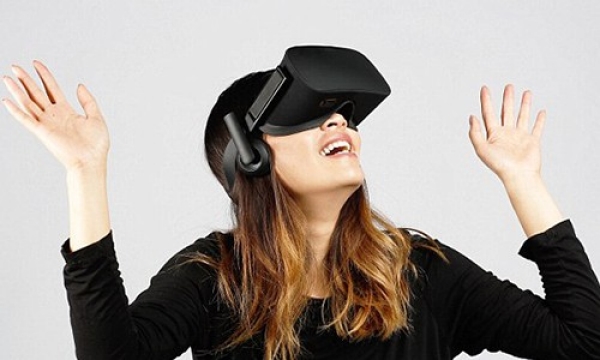 Een Virtual Realitybril geeft u de illusie dat u totaal ergens anders ben. Het principe is eenvoudig. Een VR-bril toont twee iets verschillende computerbeelden. Eén voor elk oog. Hierdoor ervaart u de illusie van een 3D-beeld. De bril registreert bewegingen van het hoofd en de beelden worden daarop aangepast. Het resultaat is dat u in een zich in een andere wereld waant waar u vrij kunt rondkijken. Geavanceerde systemen registreren ook de positie van de bril in een kamer, zodat u een beetje kunt lopen in deze virtuele wereld. De bril wordt al gebruikt in combinatie met spelcomputers, maar ook voor educatie. Zo zijn er 360 graden 3D-films waarin u vrij kunt rondkijken en ervaren hoe het is om de Mount Everest te klimmen of om Noord-Korea te bezoeken.