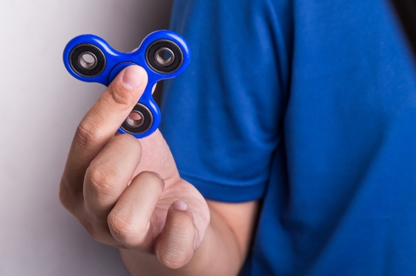 De fidget spinner. Razendpopulair onder vooral de allerkleinsten. De meningen over dé zomerrage van 2017 lopen uiteen. De een loopt ermee weg, de ander ziet niet in wat je ermee kunt. Daar zit wat in. Echte coole truukjes kun je niet doen met de spinner. Toch koopt de schooljeugd massaal spinners van hun zakgeld. Bent u al verslaafd?