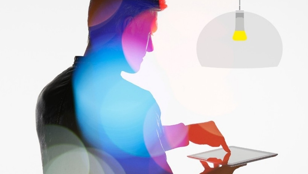 Aansturen wifi lamp met tablet, beeld: ZigBee van Busch Jaeger