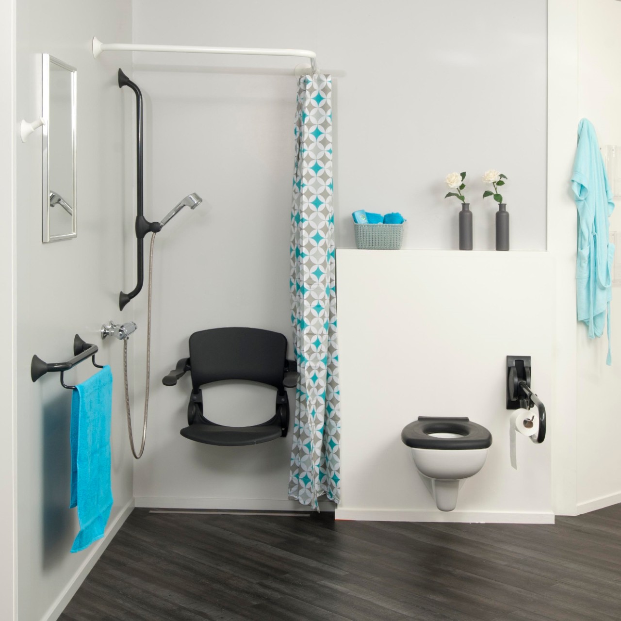 Wmo-aangepaste badkamer met inloopdouche en Handicare wandbeugels Wmo-aangepaste badkamer met inloopdouche en Handicare wandbeugels