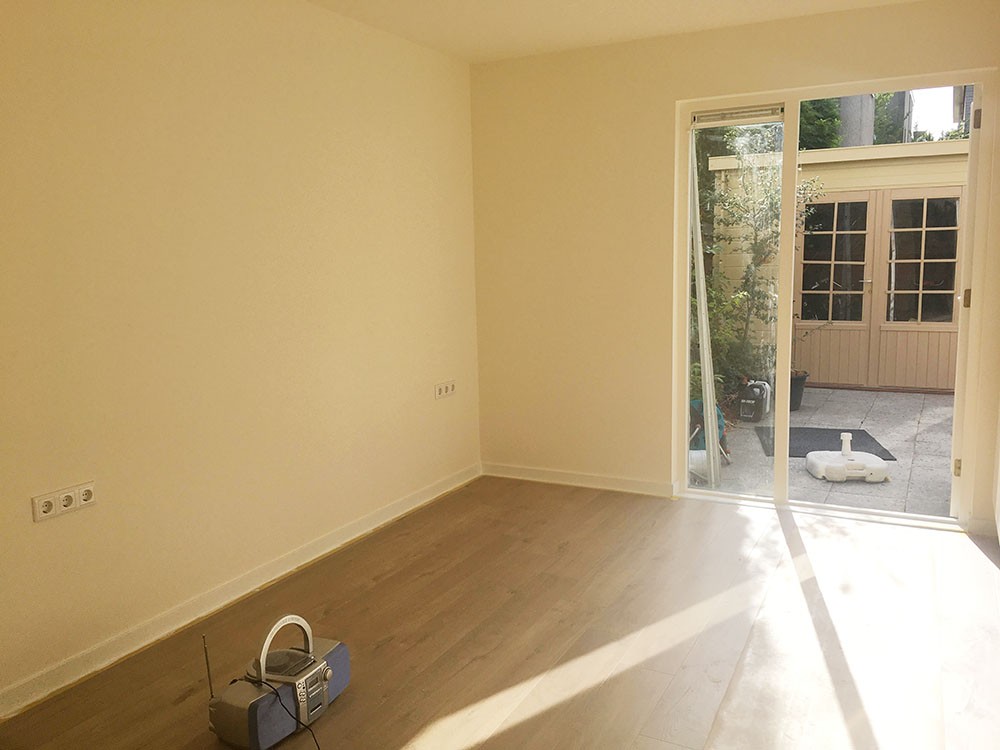 De slaapkamer is klaar om ingericht te worden De slaapkamer is klaar om ingericht te worden