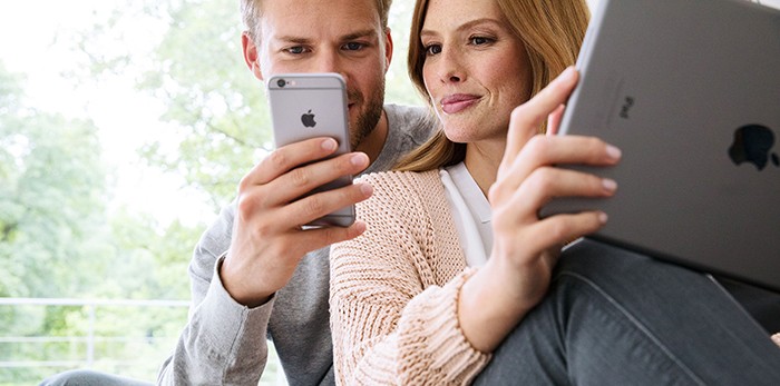 Man en vrouw op tablet en telefoon - buschfree@home Man en vrouw op tablet en telefoon - buschfree@home