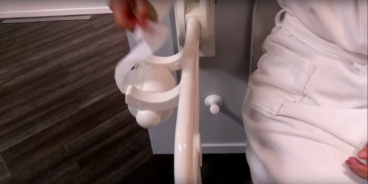 1-hand-bedienbare-closetrolhouder-handicare