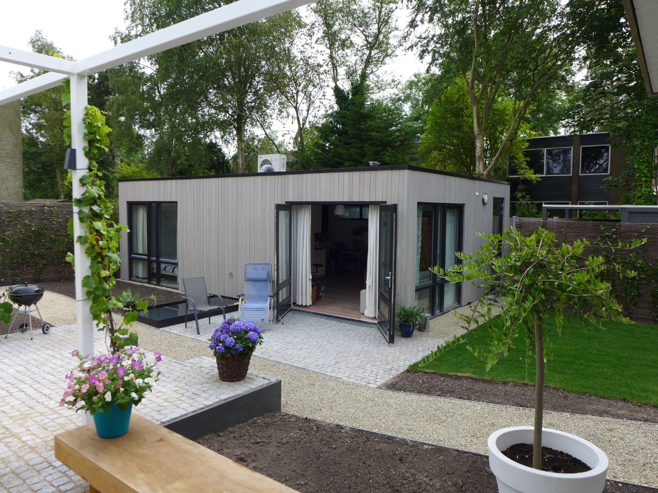 Een mantelzorgwoning in de tuin. Een mantelzorgwoning in de tuin.