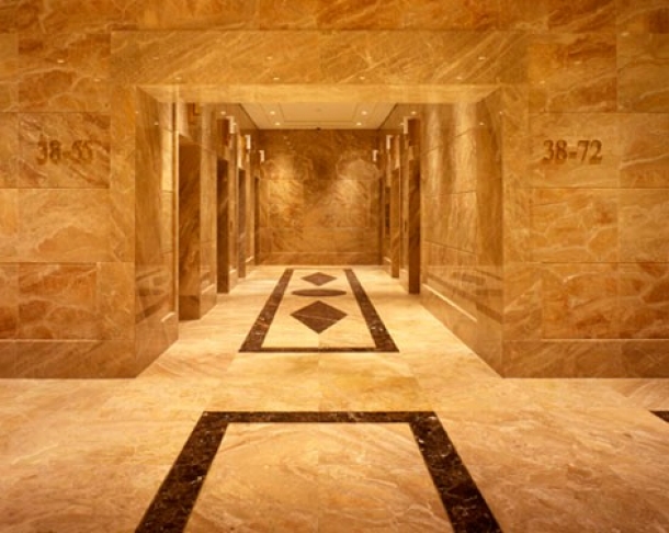 De lobby bij de lift De lobby bij de lift