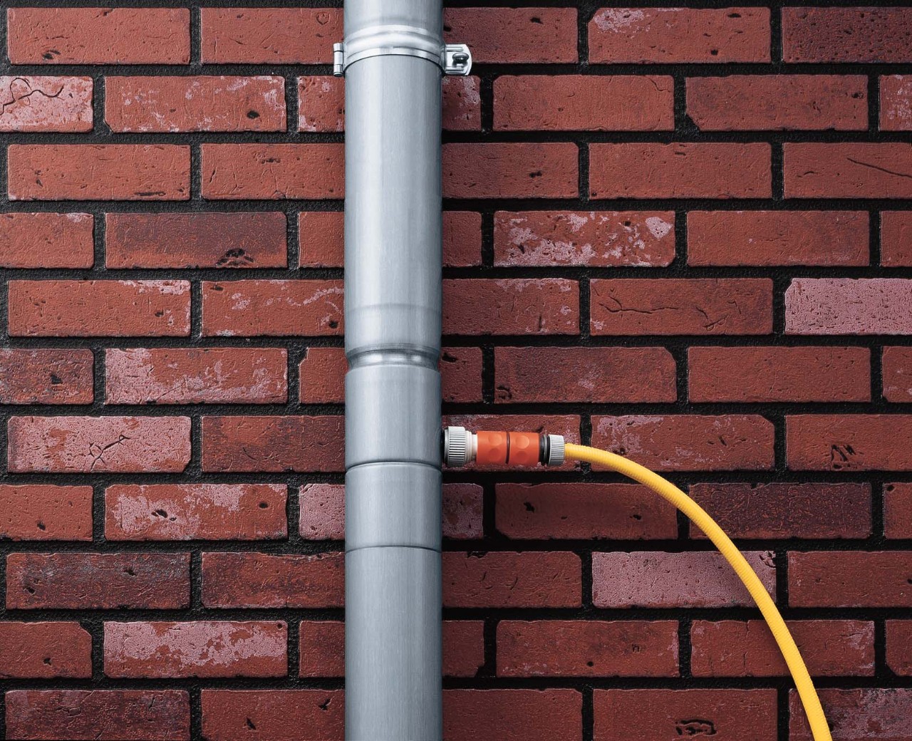 Universele Gardena-aansluiting op de regenpijp voor een tuinslang