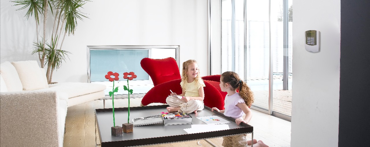 Twee kinderen spelen onbezorgd in de woonkamer