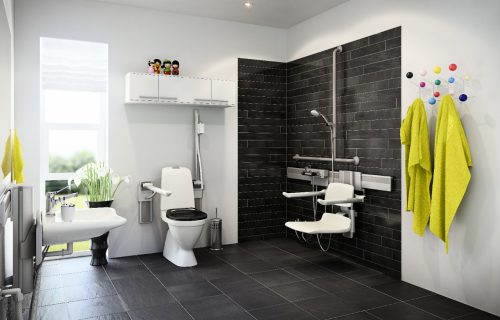 In hoogte verstelbare toiletsteun van ArjoHuntleigh in de badkamer