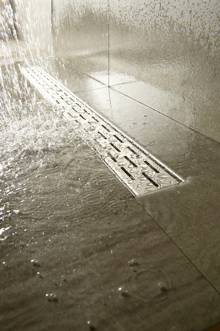 Water stroomt weg in de Easy Drain Compact-douchegoot