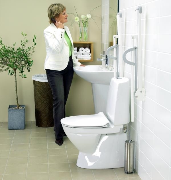 Opgeklapte Etac Optima Lockable toilet-armsteun Opgeklapte Etac Optima Lockable toilet-armsteun