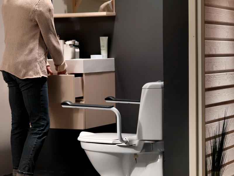 Toilet met Etac Supporter-armsteunen