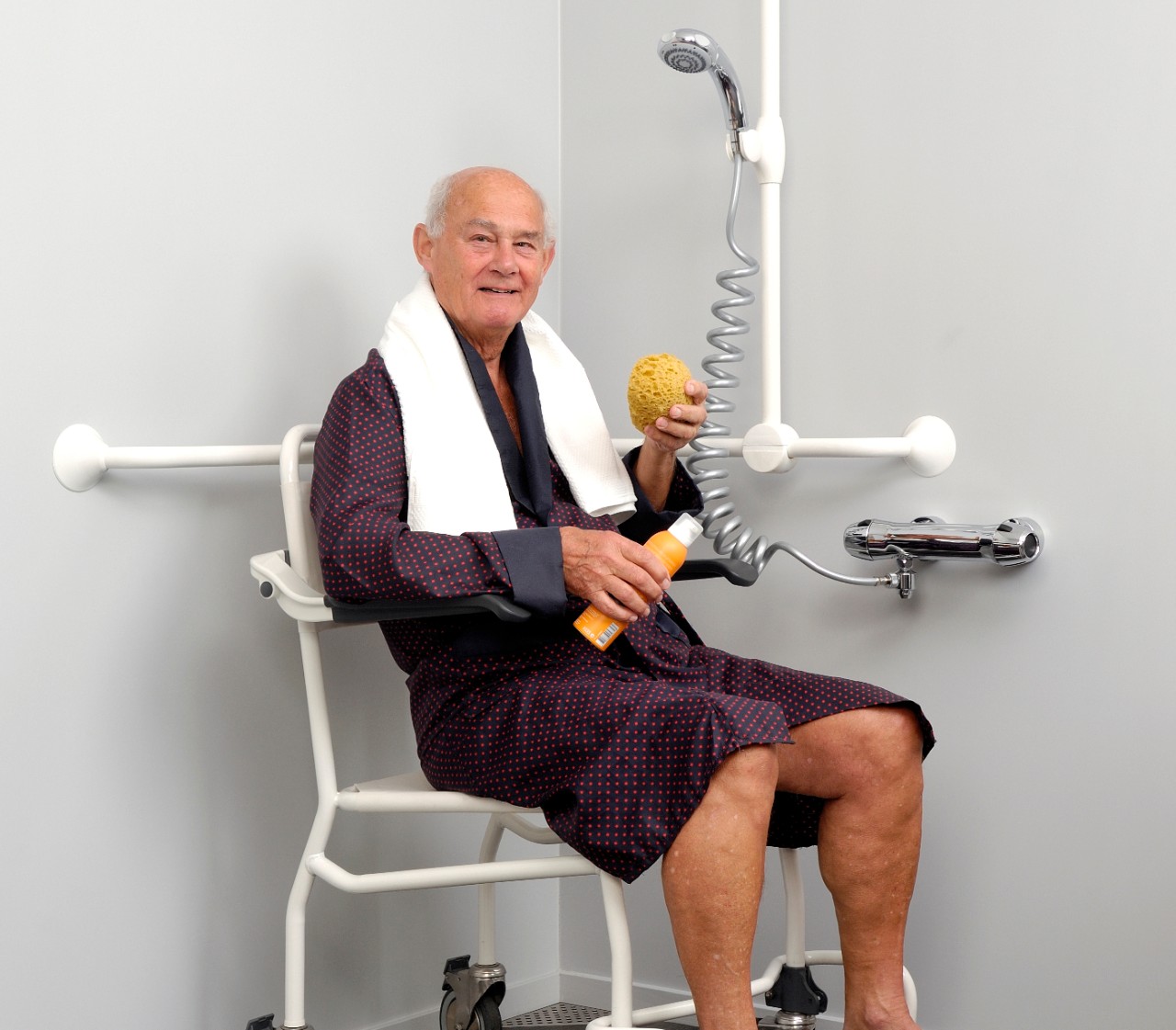 Meneer op de douche-toiletstoel van Handicare
