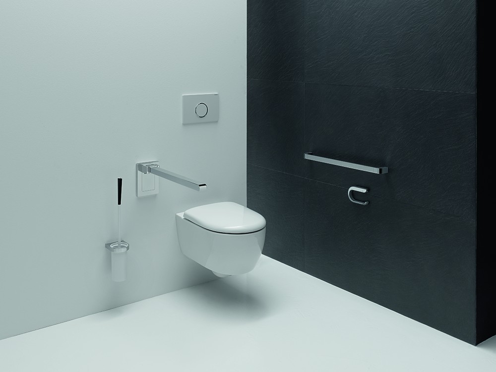 Toilet met een chromen wandsteun van Hewi Toilet met een chromen wandsteun van Hewi