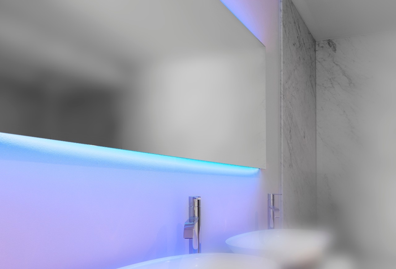 LED-verlichte spiegel Mirror C-Line van Looox boven de wastafel