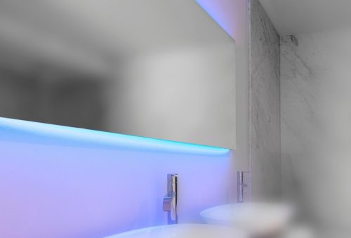 LED-verlichte spiegel Mirror C-Line van Looox boven de wastafel