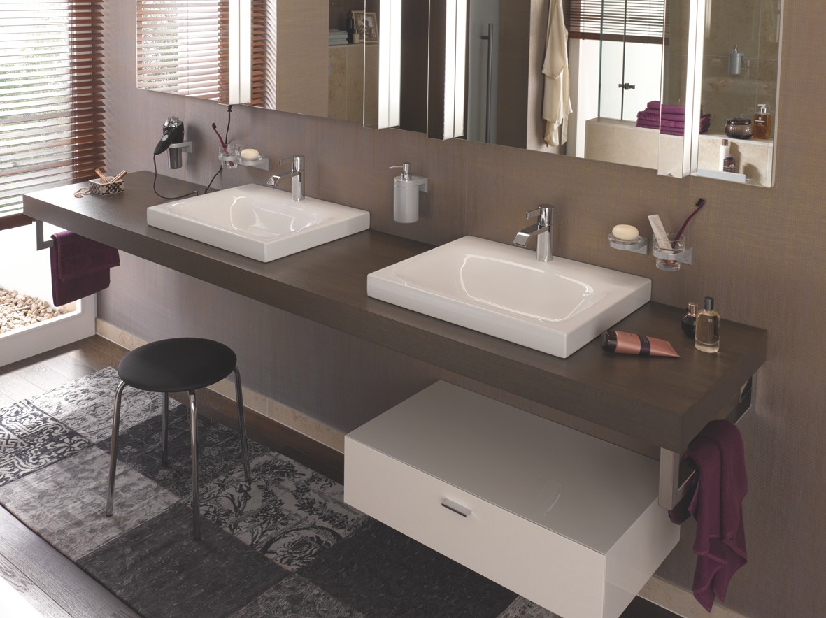 Dubbele wastafel met Normbau Cavere-accessoires