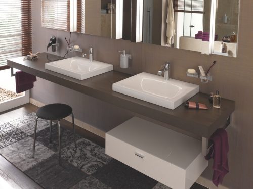 Dubbele wastafel met Normbau Cavere-accessoires