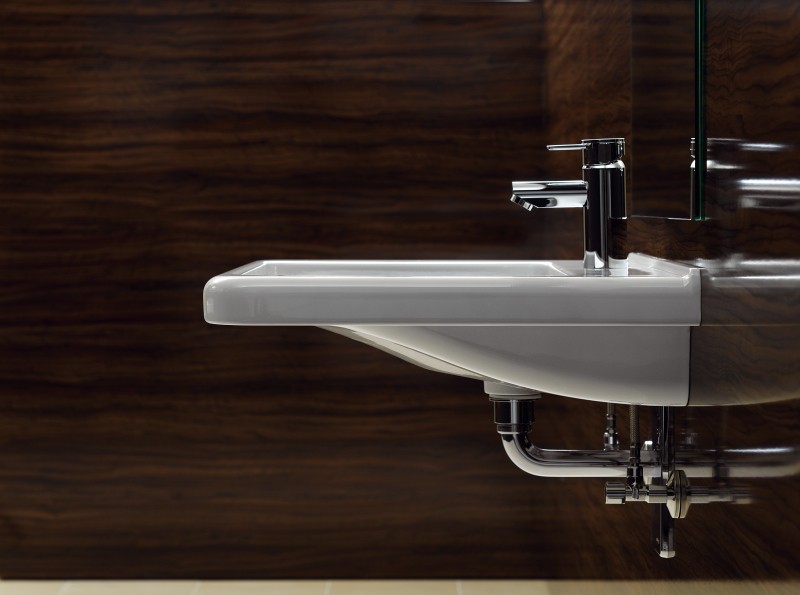 Onderrijdbare rolstoelwastafel in de rolstoelbadkamer Onderrijdbare rolstoelwastafel in de rolstoelbadkamer