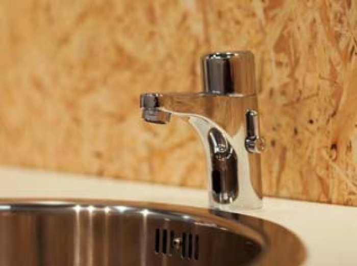 Sensorgestuurde keukenkraan is ideaal voor een seniorenwoning Sensorgestuurde keukenkraan is ideaal voor een seniorenwoning