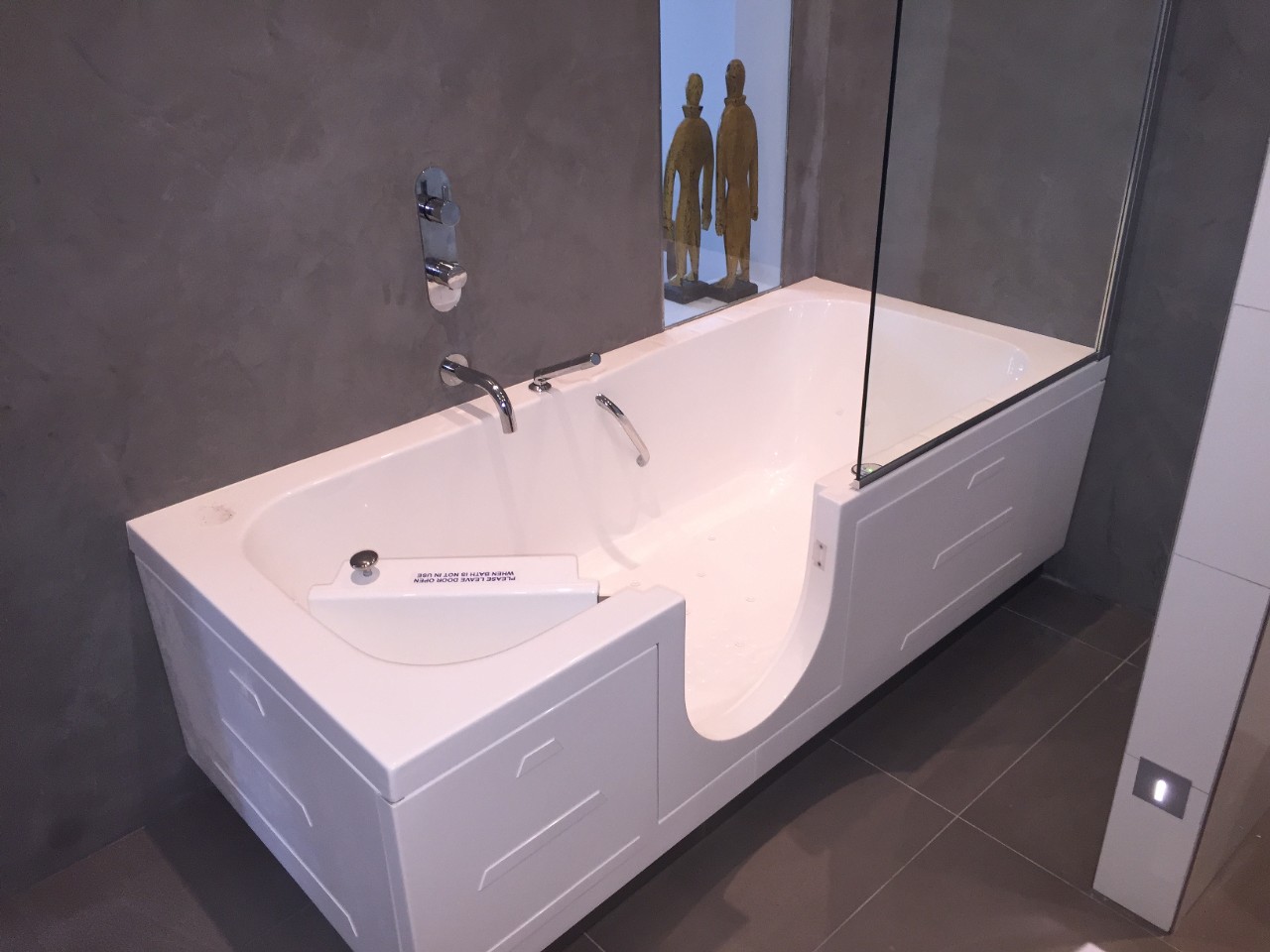 veilige badkamer: inloopbad van Apollo Aqua veilige badkamer: inloopbad van Apollo Aqua