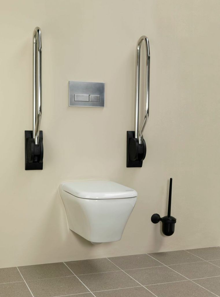 Handicare opklapbare wandbeugel in een veilige badkamer voor ouderen Handicare opklapbare wandbeugel in een veilige badkamer voor ouderen