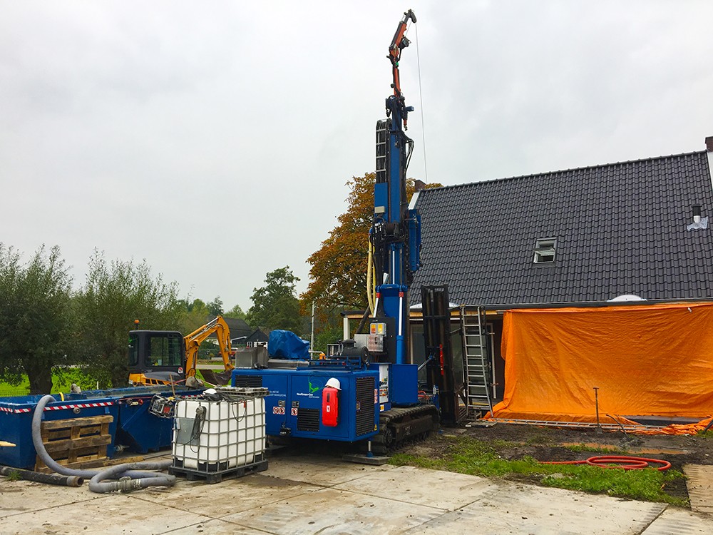 Boring voor verticale bodemcollector - Foto: Installatie Bureau Kon