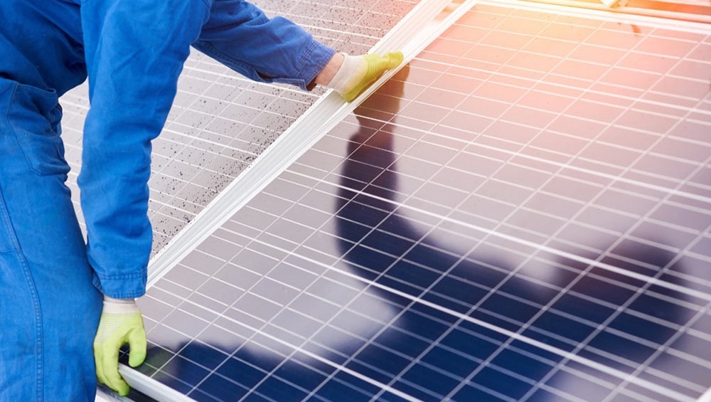 Installateur legt zonnepanelen Installateur legt zonnepanelen