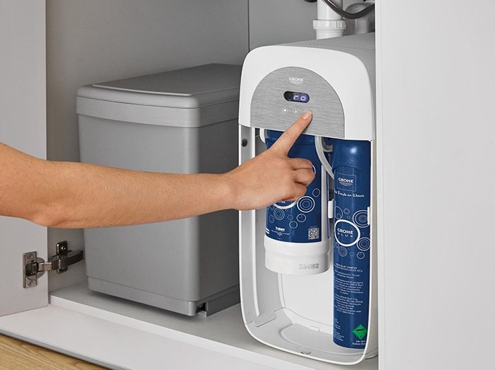 De GROHE Blue Home installatie past gemakkelijk onder een gootsteen De GROHE Blue Home installatie past gemakkelijk onder een gootsteen