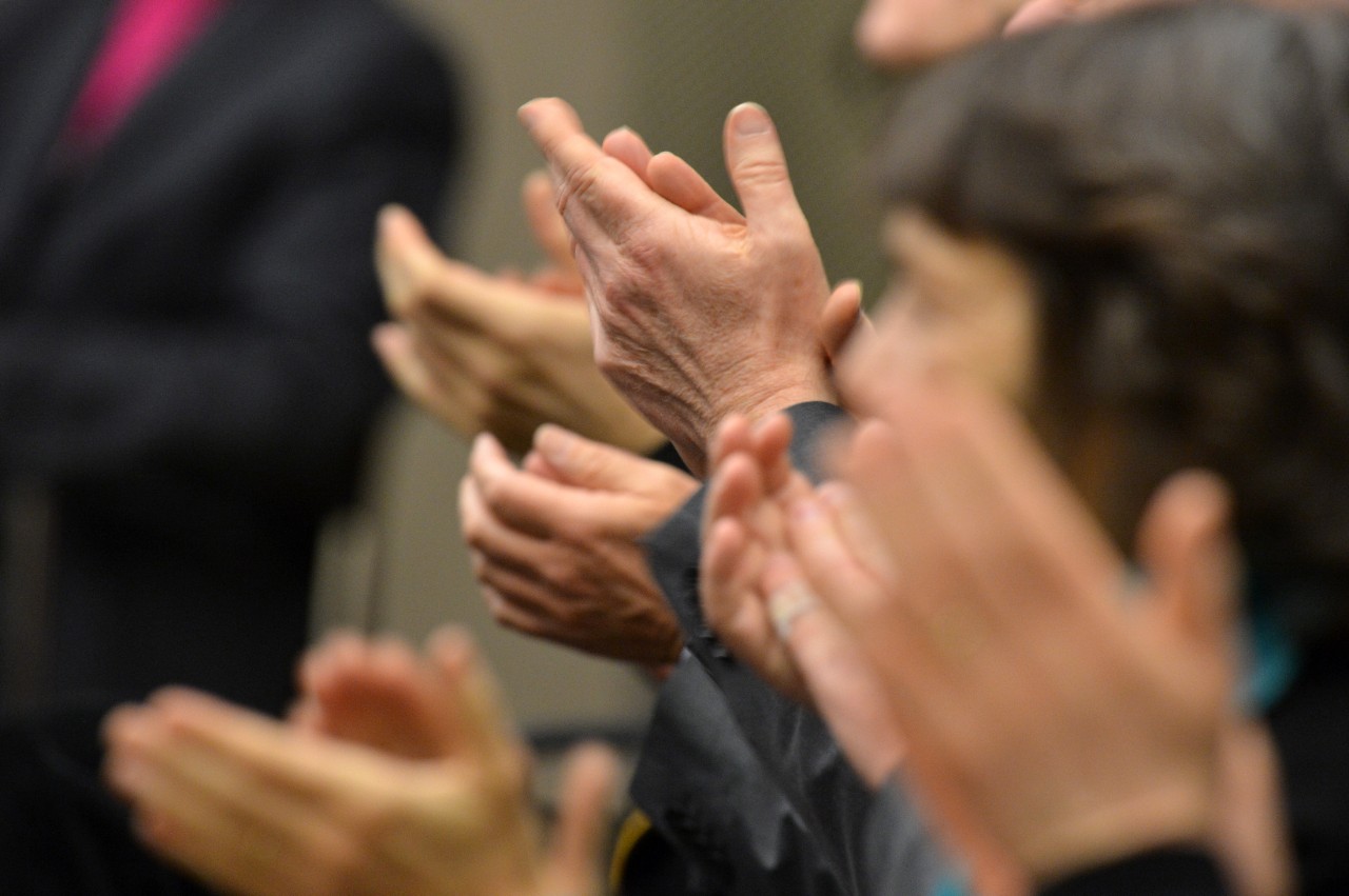 Applaus voor mantelzorgers Appladiserende handen