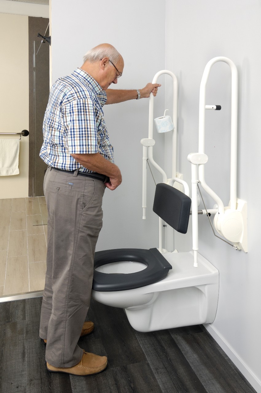 Meneer voor het toilet houdt zich vast Meneer voor het toilet houdt zich vast