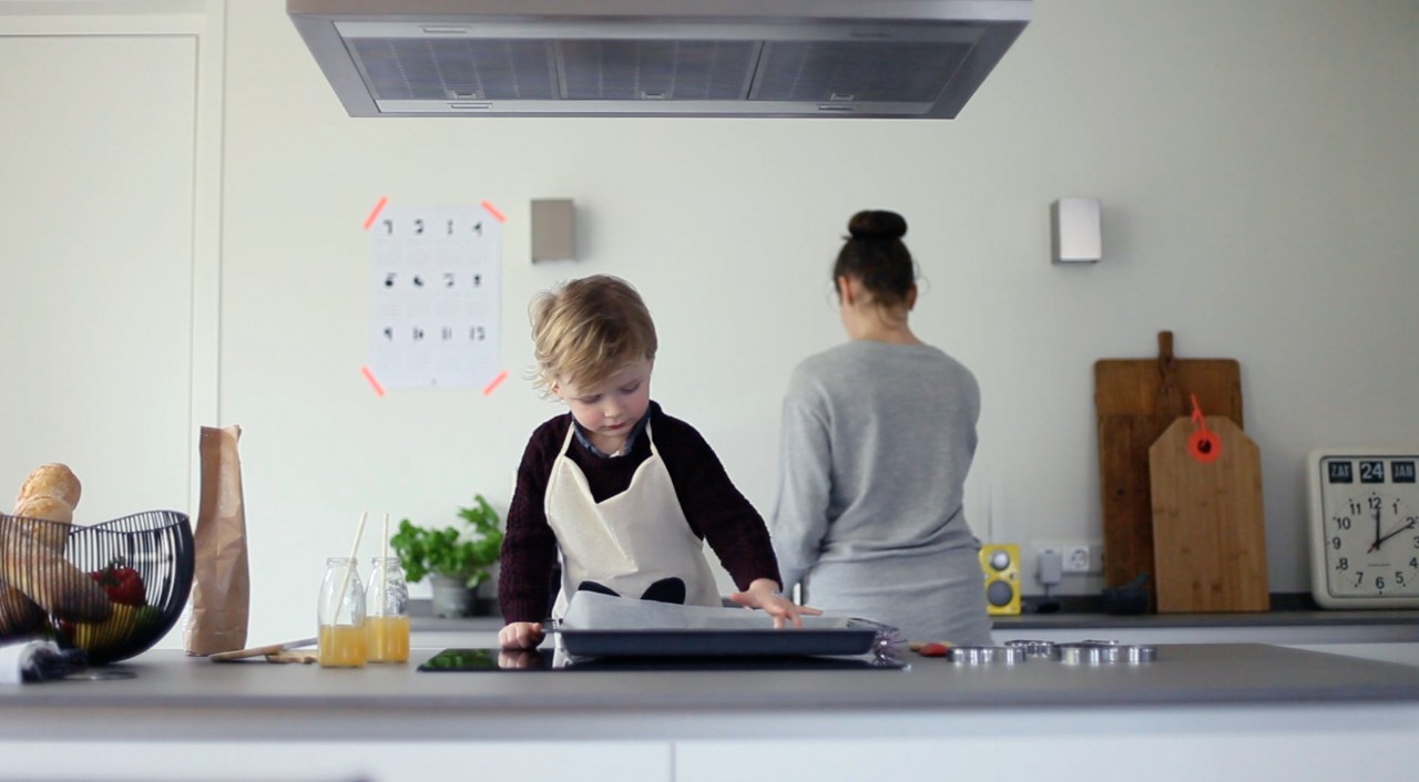 Sfeerbeeld HotSpot met kind in de keuken Sfeerbeeld HotSpot met kind in de keuken
