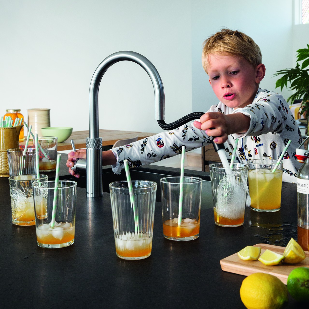 Jongen gebruikt Quooker FLEX voor limonade Jongen gebruikt Quooker FLEX voor limonade